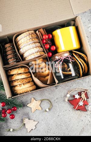 Weihnachts-Cookie-Geschenkbox. Verschiedene Shortbread-Kekse mit Feiertagsdeko. Konzept des Care-Pakets. Stockfoto