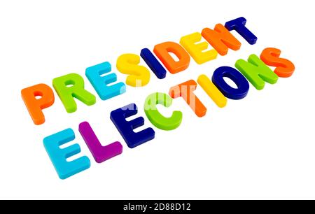 Text PRÄSIDENTSCHAFTSWAHLEN in Plastikbuchstaben auf weißem Hintergrund geschrieben. Konzept für den Wahlkampf. Stockfoto