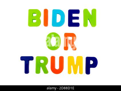 Wer wird der neue Präsident der Vereinigten Staaten? Trump oder Biden? Die Namen der Präsidentschaftskandidaten in Plastikbuchstaben auf einem weißen geschrieben Stockfoto