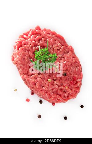 rohes Hackfleisch auf weißem Hintergrund Stockfoto