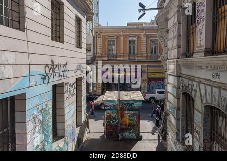 Kleiner Zeitungsstand an einer Straße in Valparaiso, Chile Stockfoto