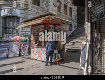 Kleiner Zeitungsstand an einer Straße in Valparaiso, Chile Stockfoto