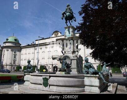 Leopoldbrunnen in Innsbruck, Tirol, Österreich, mit der Hofburg, einem ehemaligen Kaiserpalast, dahinter. Stockfoto