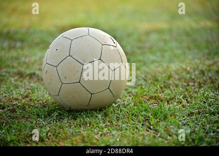 Nahaufnahme des lauen Fußballs auf dem Fußballfeld Stockfoto