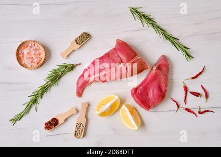 Rohe, frische Thunfischfiletstücke mit Gewürzen Stockfoto