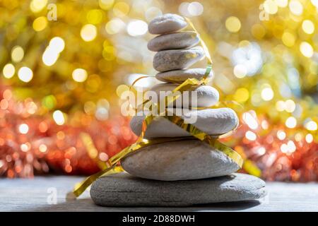 Weihnachtsbaum aus Kieselsteinen auf einem Hintergrund von schönen Bokeh. Stockfoto