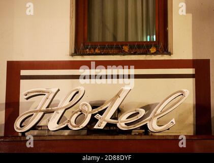Köln, Deutschland. Oktober 2020. Ein beleuchtetes Schild an einem Hotel in der Altstadt ist ausgeschaltet. Die Bundesregierung will die Corona-Infektionszahlen mit drastischen Kontaktbeschränkungen unter Kontrolle bringen. Zu diesem Zweck sollen touristische Übernachtungen in Deutschland verboten werden. Angebote sollten nur für notwendige Zwecke gemacht werden. Quelle: Oliver Berg/dpa/Alamy Live News Stockfoto