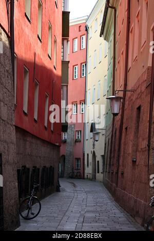 Eine ruhige Gasse mit ockerfarbenen Fassaden in der Altstadt von Innsbruck, Tirol, Österreich Stockfoto