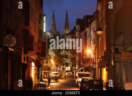 Köln, Deutschland. Oktober 2020. Eine Straße ist morgens leer. Der Konvent will die Corona-Infektionsraten mit drastischen Kontaktbeschränkungen in den Griff bekommen. Quelle: Oliver Berg/dpa/Alamy Live News Stockfoto