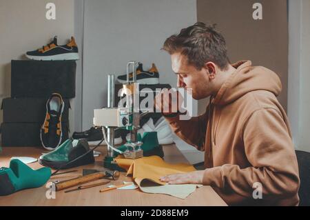 Schuhmacher, der einen Stempel auf einem Leder macht Stockfoto