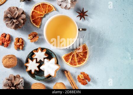 Weihnachtliche flache Lay-Komposition mit Tee, Keksen, Gewürzen, getrockneten Orangen und einem von oben aufgenommenen Textplatz. Nachhaltiges Winterurlaub Konzept Stockfoto