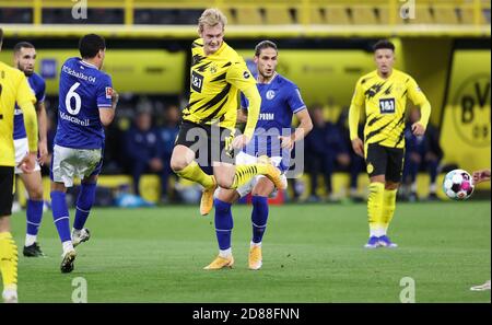 Julian Brandt von Borussia Dortmund und Omar Mascarell von Schalke 04 während des Bundesliga-Fußballspiels zwischen Borussia Dortmu C Stockfoto