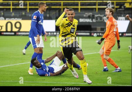 Manuel Akanji von Borussia Dortmund feiert nach seinem Tor während Das Bundesliga-Fußballspiel zwischen Borussia Dortmund und C Stockfoto