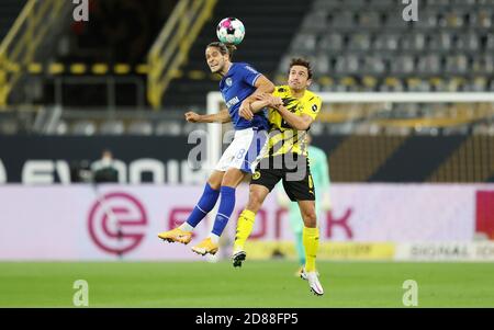 Goncalo Paciencia von Schalke 04 und Thomas Delaney von Borussia Dortmund während des Bundesliga-Fußballspiels zwischen Borussia Do C Stockfoto