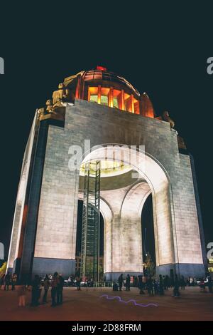 Denkmal der mexikanischen Revolution, in Mexiko-Stadt. Nachtfoto. Stockfoto