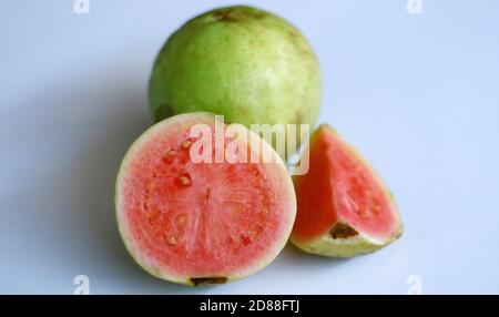 Rote Guava oder gewöhnliche Guava auf weißem Hintergrund. Stockfoto
