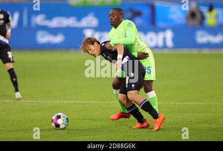 Ritsu Doan von Bielefeld und Jerome Roussillon von Wolfsburg während Das Bundesliga-Fußballspiel zwischen dem VfL Wolfsburg und Armini C Stockfoto