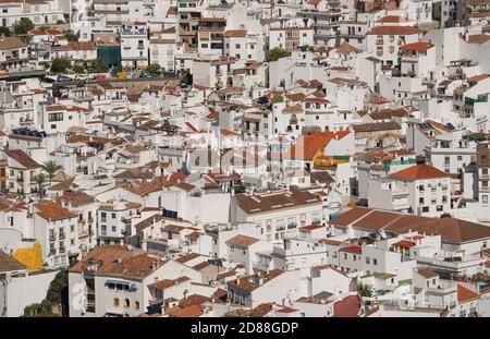 Ojen Spanien. Weißes typisches andalusisches Bergdorf von Ojen, landeinwärts von Marbella, Andalusien, Spanien. Stockfoto