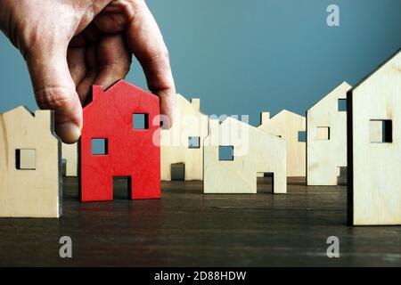 Die Wahl einer Immobilie zu kaufen. Die Hand hält das Haus. Stockfoto