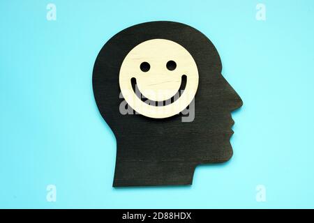 Positives Denkkonzept. Kopfform und Smiley-Gesicht darauf. Stockfoto