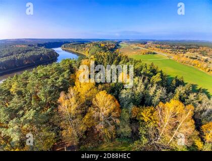 Luftaufnahme der wunderschönen Herbstlandschaft mit schönen Laub, gelb, orange und grün gefärbten Bäumen und Nemunas Fluss in Litauen, Europa Stockfoto