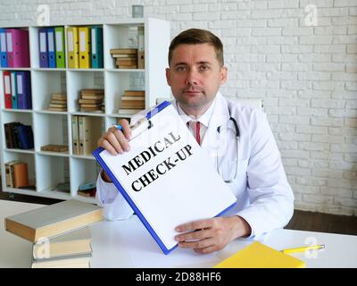 Arzt hält Papiere über Gesundheit medizinische Untersuchung. Stockfoto