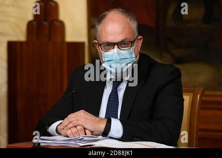 Rom, Italien. Oktober 2020. Der Wirtschaftsminister Roberto Gualtieri trägt eine Gesichtsmaske während der Pressekonferenz nach dem Kabinett des Ministers. Rom (Italien), 28. Oktober 2020 Foto-Pool Augusto Casasoli Insidefoto Kredit: Insidefoto srl/Alamy Live News Stockfoto