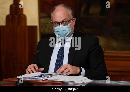 Rom, Italien. Oktober 2020. Der Wirtschaftsminister Roberto Gualtieri trägt eine Gesichtsmaske während der Pressekonferenz nach dem Kabinett des Ministers. Rom (Italien), 28. Oktober 2020 Foto-Pool Augusto Casasoli Insidefoto Kredit: Insidefoto srl/Alamy Live News Stockfoto