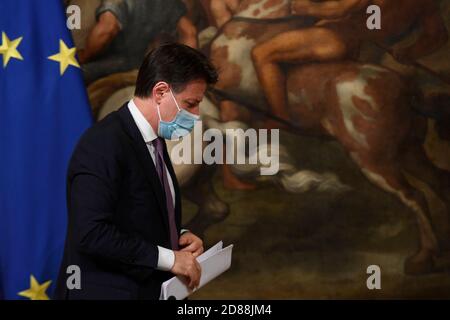 Rom, Italien. Oktober 2020. Der italienische Premier Giuseppe Conte trägt eine Gesichtsmaske während der Pressekonferenz nach dem Kabinett des Ministers. Rom (Italien), 28. Oktober 2020 Foto-Pool Augusto Casasoli Insidefoto Kredit: Insidefoto srl/Alamy Live News Stockfoto