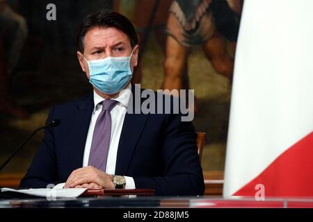 Rom, Italien. Oktober 2020. Der italienische Premier Giuseppe Conte trägt eine Gesichtsmaske während der Pressekonferenz nach dem Kabinett des Ministers. Rom (Italien), 28. Oktober 2020 Foto-Pool Augusto Casasoli Insidefoto Kredit: Insidefoto srl/Alamy Live News Stockfoto