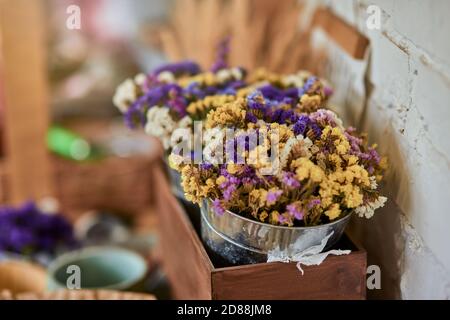 Bunte trockene Blumen Bouquet im Eimer Stockfoto