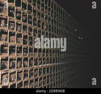 Weinkeller mit staubigen Reihen von Weinflaschen, selektiver Fokus Stockfoto