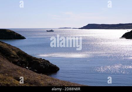 Die Calmac Fähre, MV Loch Buidhe, überquert den Sound of Iona zwischen der Isle of Iona (Mitte rechts) nach Fionnphort auf der Isle of Mull (links) Stockfoto