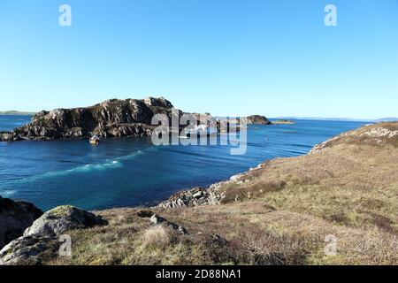 CALMAC Fähre 'Loch Buidhe', die die Fionnphort nach Iona Route, Liegeplatz in einem sicheren Ankerplatz vor Eilean nam Ban, bekannt als Bull Hole Stockfoto