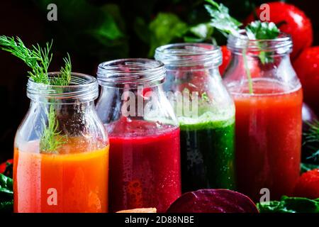 Pflanzliche Smoothie in kleinen Flaschen, dunklen Hintergrund, selektiver Fokus Stockfoto