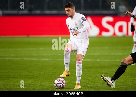 Mönchengladbach, Deutschland. Oktober 2020. Federico Valverde von Real Madrid während des UEFA Champions League-Spiels zwischen Borussia Monchengladbach und Real Madrid im Borussia-Park am 27. Oktober 2020 in Monchengladbach, Spanien. Bild: Dax Images/Alamy Live News Stockfoto