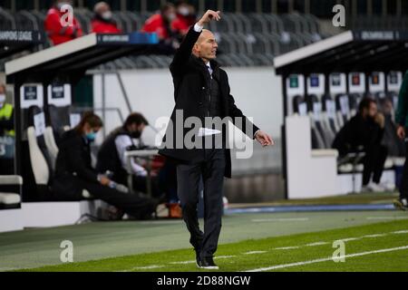 Mönchengladbach, Deutschland. Oktober 2020. Zinedine Zidane von Real Madrid beim UEFA Champions League Spiel zwischen Borussia Monchengladbach und Real Madrid am 27. Oktober 2020 im Borussia-Park in Monchengladbach, Spanien. Bild: Dax Images/Alamy Live News Stockfoto