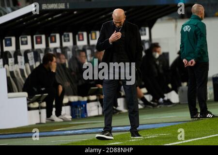 Mönchengladbach, Deutschland. Oktober 2020. Zinedine Zidane von Real Madrid beim UEFA Champions League Spiel zwischen Borussia Monchengladbach und Real Madrid am 27. Oktober 2020 im Borussia-Park in Monchengladbach, Spanien. Bild: Dax Images/Alamy Live News Stockfoto