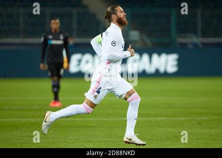 Mönchengladbach, Deutschland. Oktober 2020. Sergio Ramos von Real Madrid während des UEFA Champions League Spiels zwischen Borussia Monchengladbach und Real Madrid im Borussia-Park am 27. Oktober 2020 in Monchengladbach, Spanien. Bild: Dax Images/Alamy Live News Stockfoto