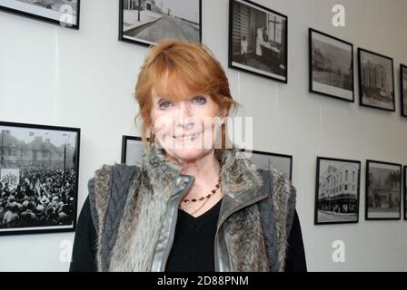 Deborah Patricia Watling, Debbie Watling, englische Schauspielerin, bekannt als Victoria Waterfield in Doctor Who Dr Who Informelles Portrait in Barking, London Stockfoto