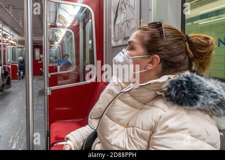 Personen, die während der TTC-Fahrt Schutzmasken tragen. Masken sind im öffentlichen Nahverkehr obligatorisch Stockfoto