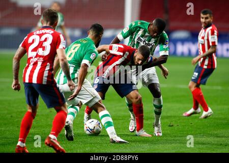 Jorge Resurreccion 'Koke' von Atletico de Madrid kämpft für die Ball mit William Carvalho und Nabil Fekir von Real Betis Während des spanischen Championons C Stockfoto