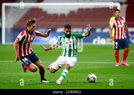 Nabil Fekir von Real Betis und Marcos Llorente von Atletico De Madrid in Aktion während der spanischen Meisterschaft La Liga Fußballspiel zwischen Atletic C Stockfoto