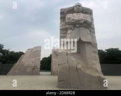 Blick auf das Martin Luther King Jr. Monument unter einem hellblauen Himmel. Stockfoto