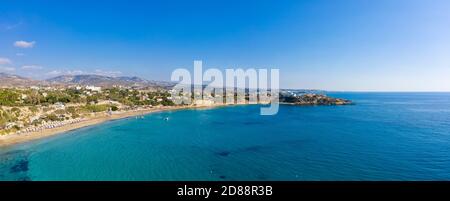 Panorama-Luftaufnahme von klarem Wasser in Coral Bay, Peyia, Zypern Stockfoto