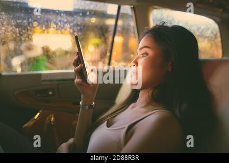 Junge schöne asiatische touristische Frau erkunden Ho Chi Minh Stadt In Vietnam Stockfoto