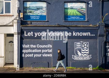 Roots Hall, Southend on Sea, Essex, Großbritannien. Oktober 2020. Southend United Football Club heute vor einem Liquidation Order in der High Court aufgrund £493,991 Steuer an HM Revenue and Customs nach einer Vertagung aus September. Der Club hat seit einigen Jahren finanziell gekämpft, was durch das Verbot von Anhängern, die aufgrund der COVID-19-Pandemie in den Boden eintreten, nicht geholfen hat, und wurde mit einem Transferembargo getroffen, während die Gerichtsbeschluss in Kraft sind. Der Club schmachten am Ende der Liga zwei, nachdem sie in der vorherigen Saison abgestiegen. Reihe von Eigenschaften für die Entwicklung gekauft gemalten Slogans Stockfoto