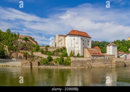 Wasserseite Eindruck von Passau einschließlich der Veste Oberhaus und die Veste Niederhaus in Niederbayern in Deutschland im Sommer Stockfoto