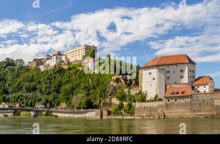 Wasserseite Eindruck von Passau einschließlich der Veste Oberhaus und die Veste Niederhaus in Niederbayern in Deutschland im Sommer Stockfoto