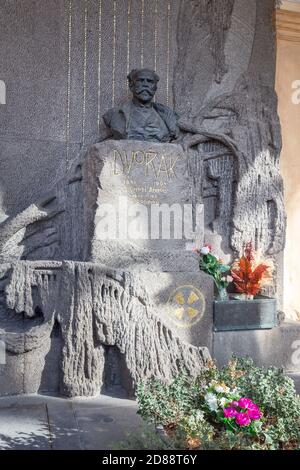 Prag, Tschechische Republik - 12. März 2020: Friedhof Vysehrad, Nekropole. Denkmal am Grab des tschechischen Komponisten Antonin Dvořák Stockfoto